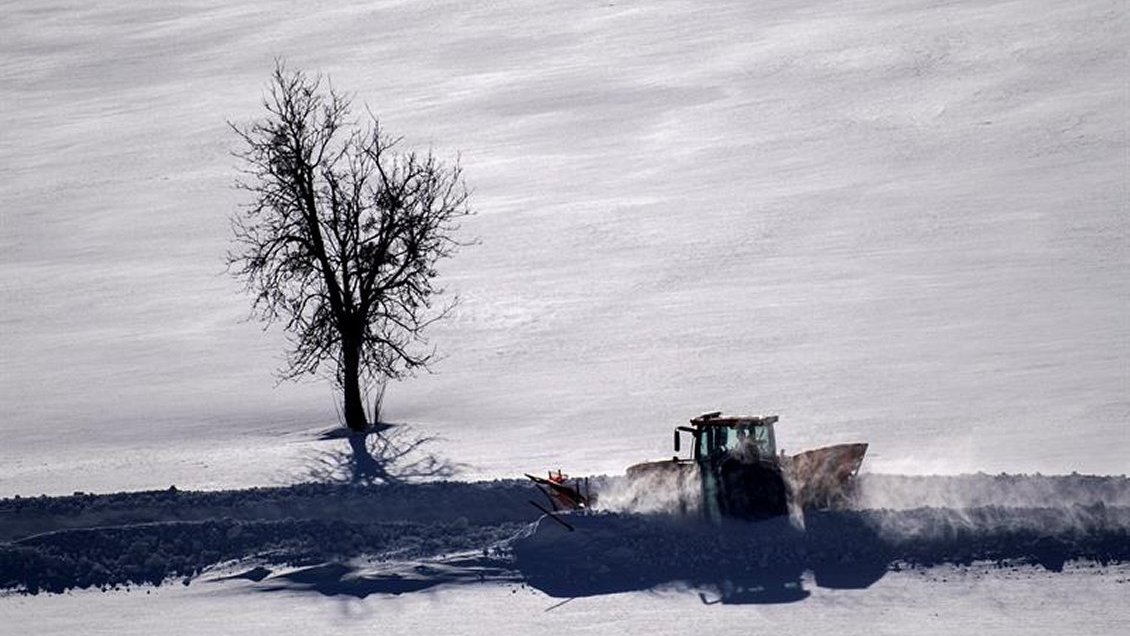 Tormenta de nieve dejó tres fallecidos y miles de vuelos cancelados en EE.UU.