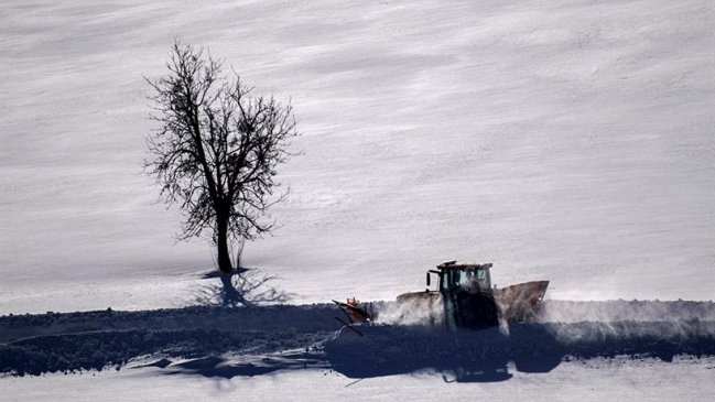 Tormenta de nieve dejó tres fallecidos y miles de vuelos cancelados en EE.UU.