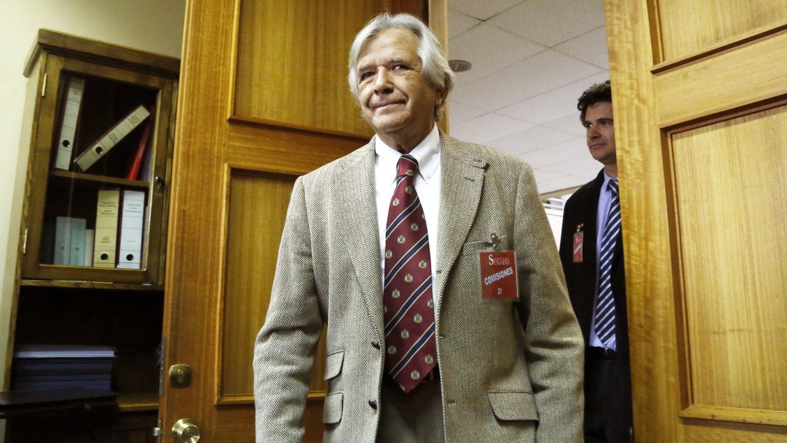 Senadores piden ayuda para Carlos Cardoen ante alerta de la Interpol