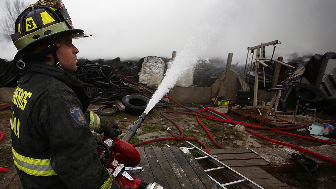 Al menos seis viviendas resultaron destruidas por incendio en campamento de Cerro Navia