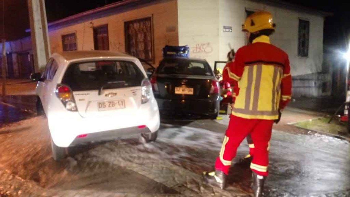 Accidente de tránsito terminó con un auto incrustado en una casa y otro sobre un grifo