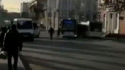   Chofer de bus no le puso el freno de mano y trató de detenerlo con sus propias manos 