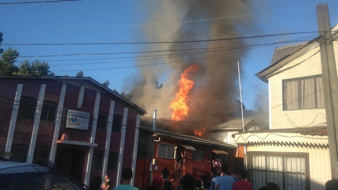 Al menos dos lesionados deja incendio en el centro de Lota