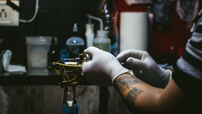 Condenan a hombre que obligaba a mujeres a prostituirse y las marcaba con tatuajes