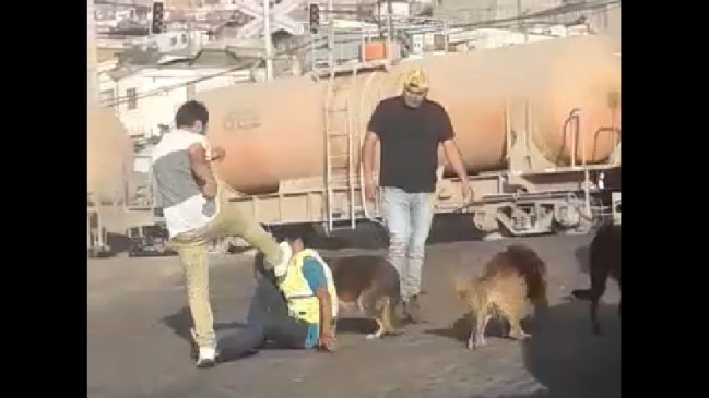 Captan golpiza a hombre en el suelo en Antofagasta