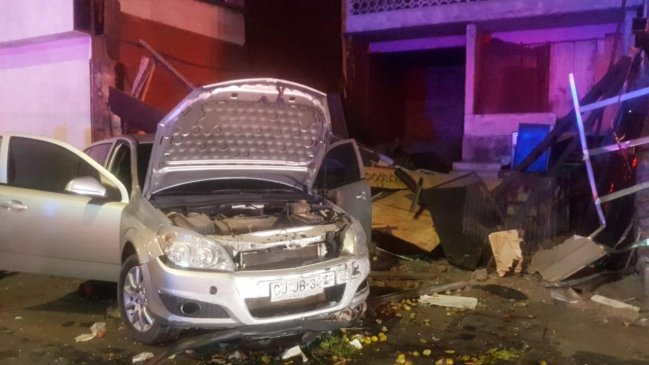 Conductor perdió el control y terminó con su auto incrustado en una casa