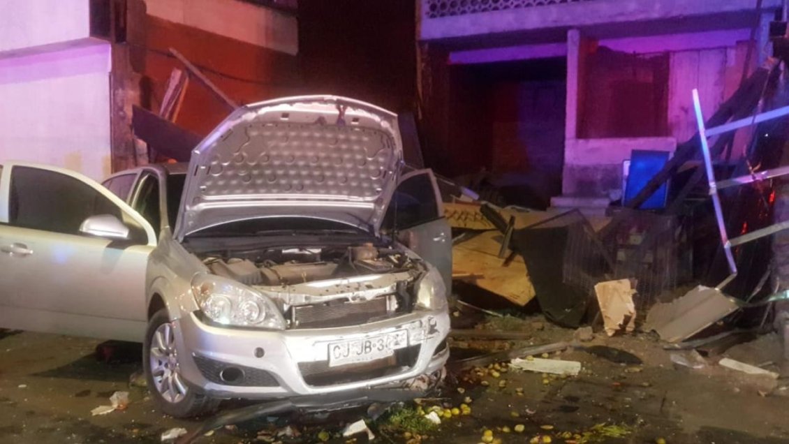 Conductor perdió el control y terminó con su auto incrustado en una casa