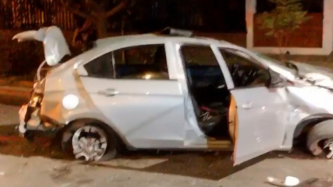 Lo Espejo: Un auto quedó destrozado tras volcar en medio de persecución policial