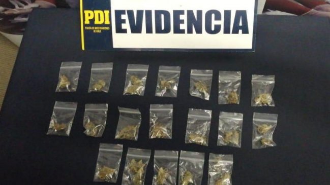 Menor de edad fue detenido por vender droga afuera de la Municipalidad de Valdivia
