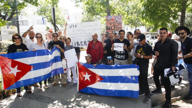  Cubanos en Chile marcharon contra el proceso constitucional de su país  