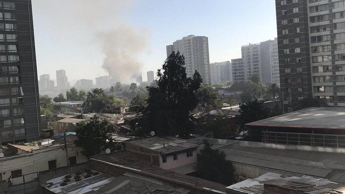 Incendio consumió una fábrica de muebles en Quinta Normal