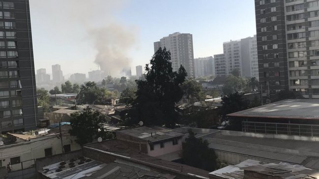 Incendio consumió una fábrica de muebles en Quinta Normal