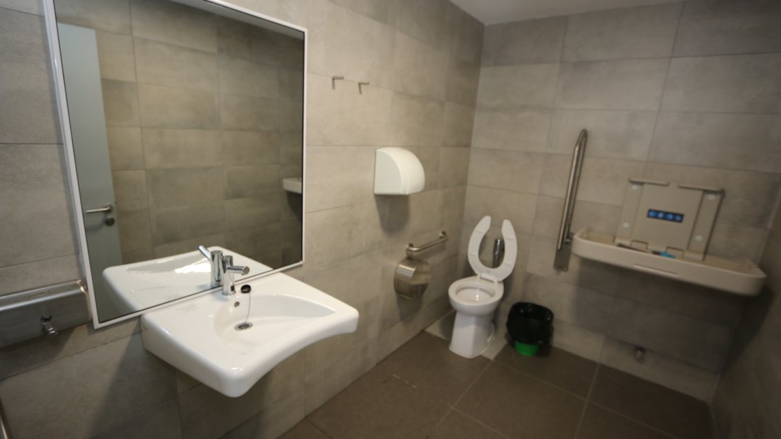 Baños gratuitos fueron inaugurados en playa Cavancha de Iquique