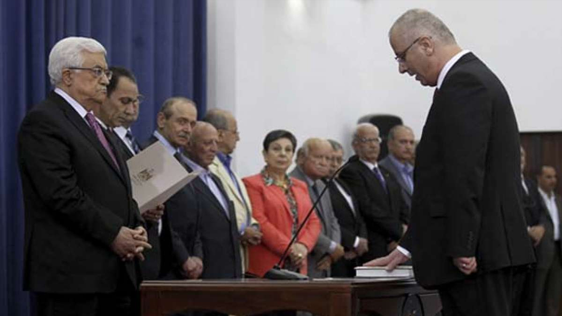 El primer ministro palestino Rami Hamdallah puso su cargo a disposición de Mahmud Abás