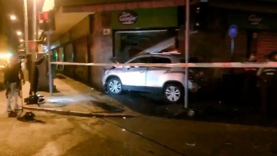 Conductor ebrio terminó con su auto incrustado en panadería tras triple colisión