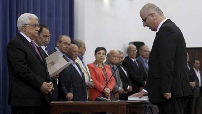 El primer ministro palestino Rami Hamdallah puso su cargo a disposición de Mahmud Abás