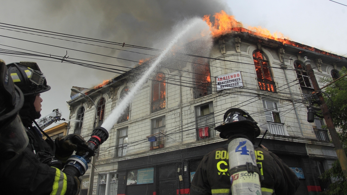 Incendio dejó al menos 70 damnificados y ocho lesionados en Valparaíso