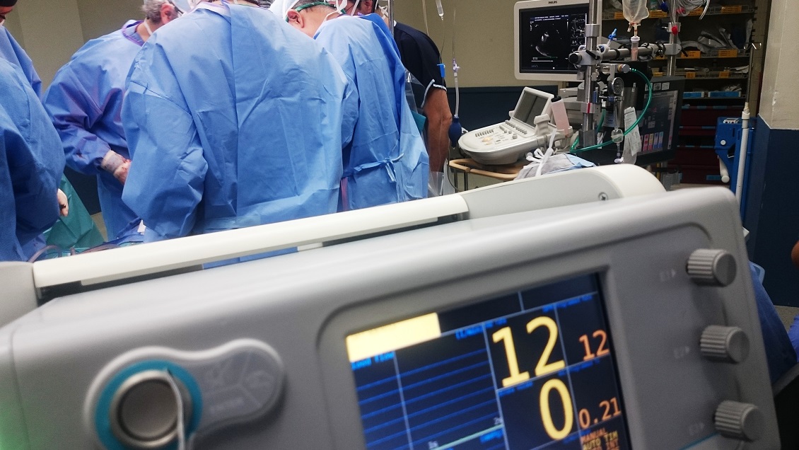 Mujer le quitó el soporte vital a un desconocido y ahora demanda al hospital