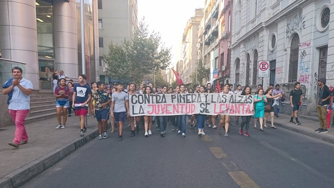 Estudiantes marcharon contra el alza de pasajes del Transantiago