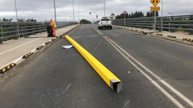 Camión impactó pórtico de acceso al Puente Cau Cau