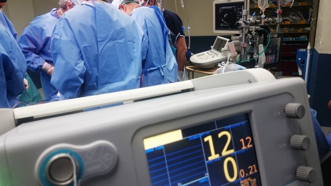 Mujer le quitó el soporte vital a un desconocido y ahora demanda al hospital