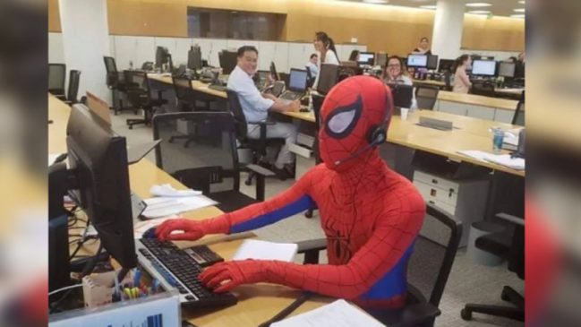 Renunció a su trabajo y en su último día apareció como Spider-Man