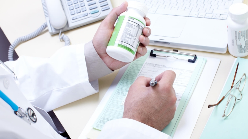 Suspenden a médico que puso comentario sexual en receta de paciente