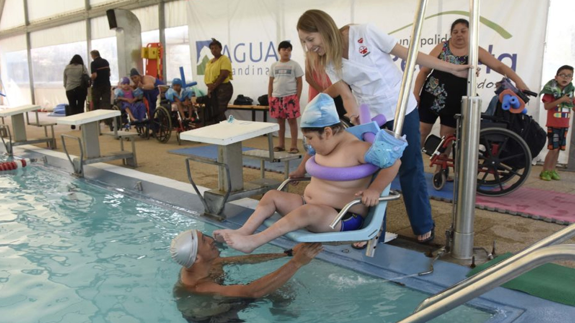 Teletón alerta: Sólo 10 comunas de la RM cuentan con sillas hidráulicas en piscinas municipales