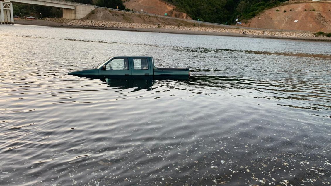 Los Ríos: Caída de camioneta a un río dejó un fallecido y un desaparecido