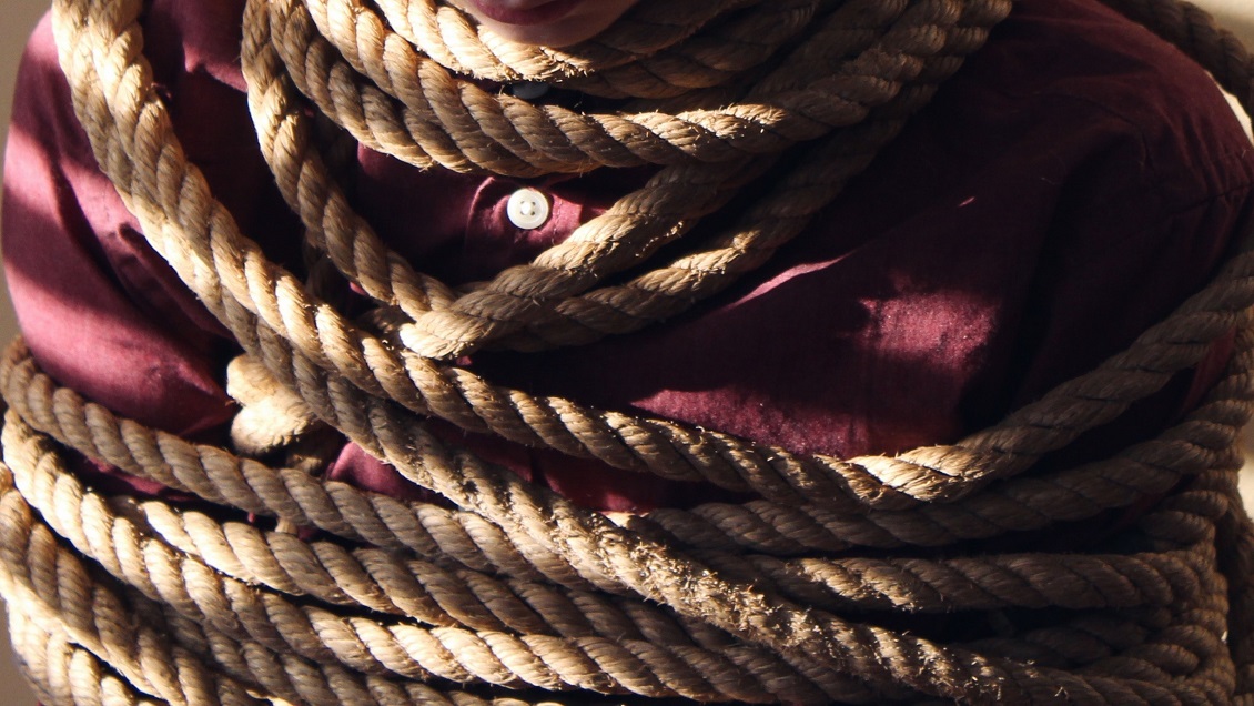 Hombre denunció violento ataque de su ex: Mujeres lo amarraron, golpearon y apuñalaron