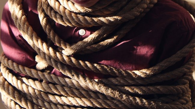 Hombre denunció violento ataque de su ex: Mujeres lo amarraron, golpearon y apuñalaron