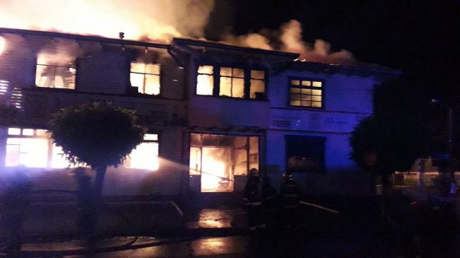 Incendio destruyó el Liceo Industrial de Nueva Imperial