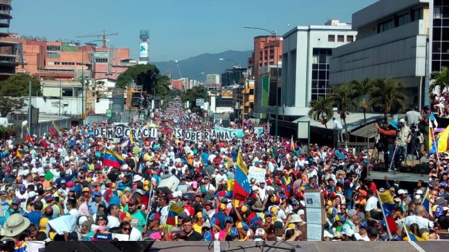 En el 20° aniversario del chavismo, Maduro y Guaidó miden su fuerza en las calles