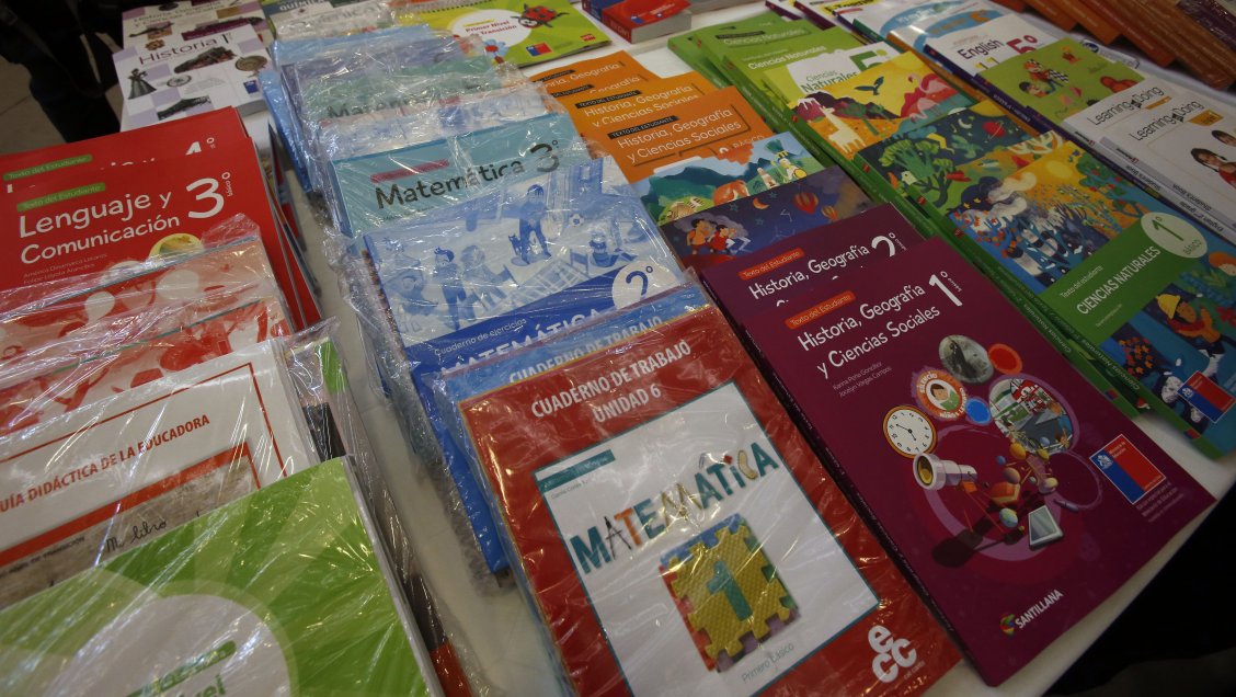 Colegio de Profesores propone reutilizar los textos escolares, dado su alto precio