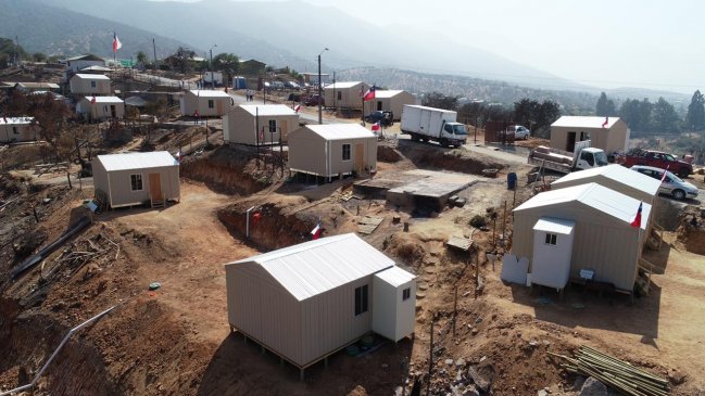 Entregan viviendas de emergencia a vecinos afectados tras incendio forestal en Limache