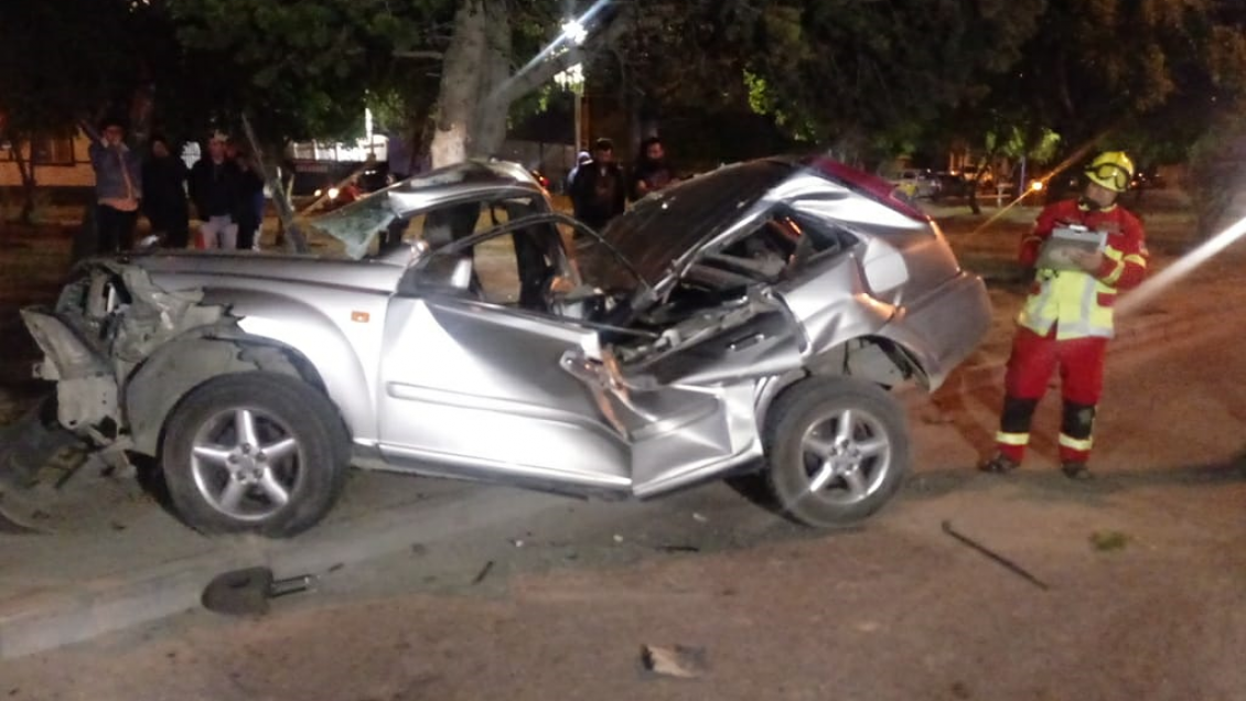 Punta Arenas: Vehículo terminó incrustado en un árbol tras colisión