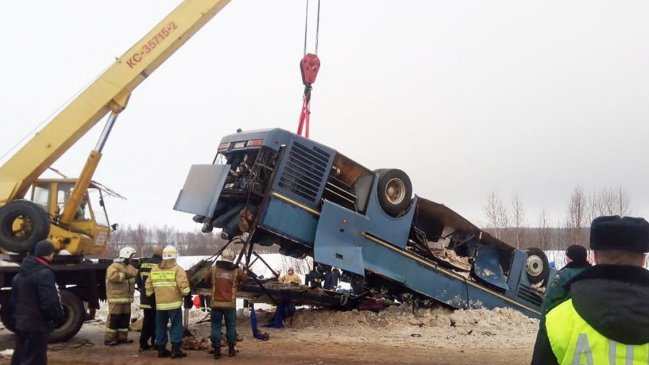 Rusia: Al menos cuatro muertos tras volcamiento de autobús con niños