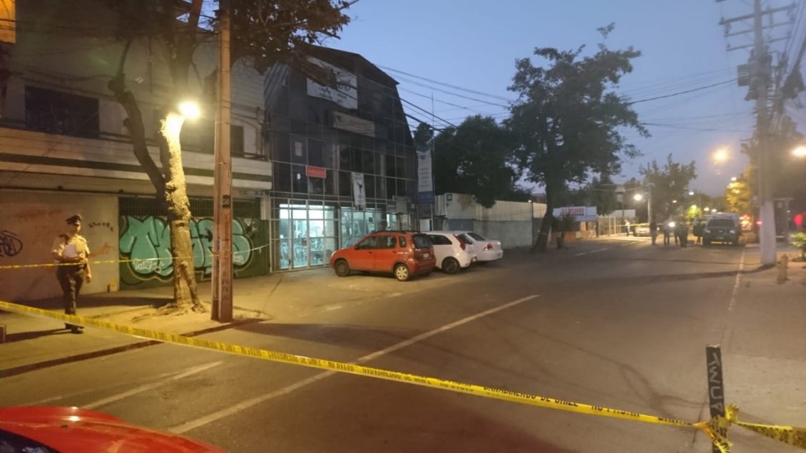 Carabinero de civil intentó frustrar a balazos un asalto a Caja Vecina en Peñalolén