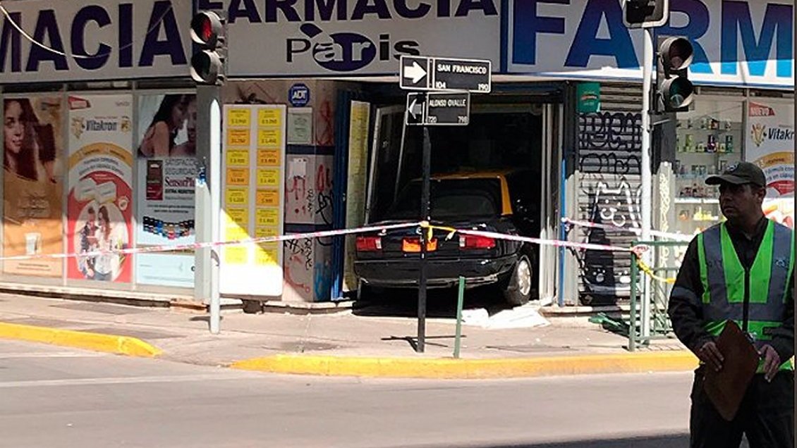 Un taxi quedó incrustado en una farmacia de Santiago