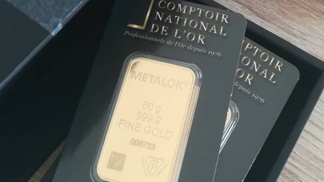 Compró traje de baño para su mujer y recibió lingotes de oro