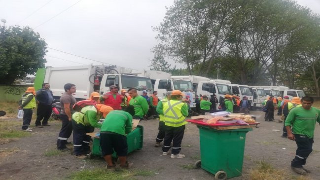 Recolectores de basura de Lota inician paro por mejoras laborales