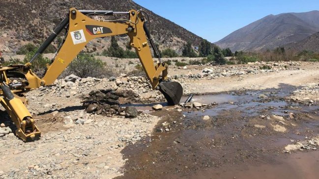 Dejan al descubierto tubería ilegal que sacaba agua desde el río de Petorca