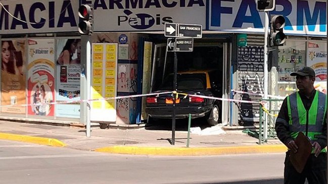 Un taxi quedó incrustado en una farmacia de Santiago