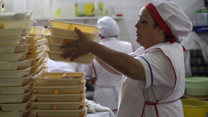   Junaeb: Manipuladoras de alimentos amenazaron con paro el 1 de marzo tras fallida licitación 