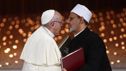   Papa Francisco y líder islámico se besaron por la fraternidad de las religiones 