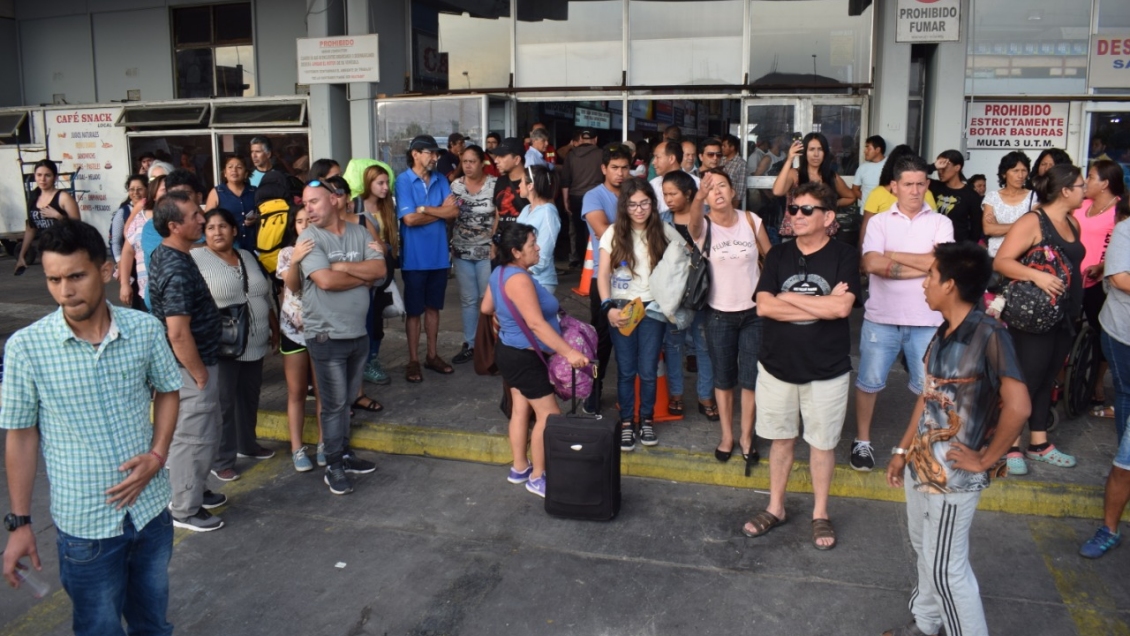 Molestia genera larga espera de pasajeros en terminales de buses de Arica e Iquique