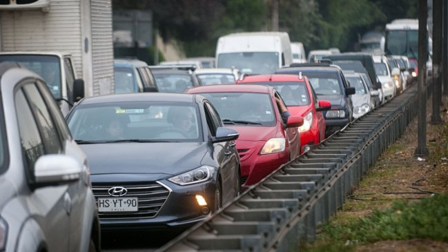 Camión con fallas genera congestión en la Autopista Central