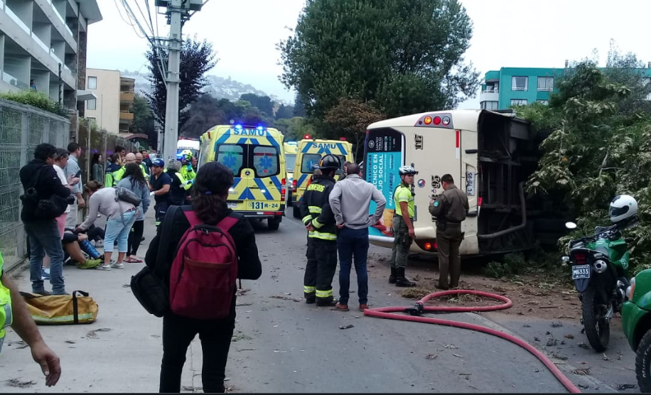 Investigan exceso de velocidad en volcamiento de microbús en Reñaca