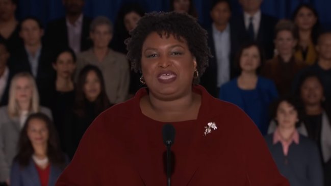 Una escritora afroamericana dio la réplica demócrata a Trump