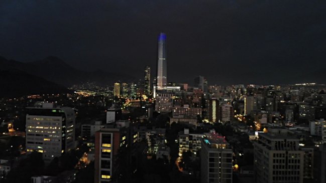 Por tercera noche consecutiva, una serie de estruendos se escuchó en Santiago